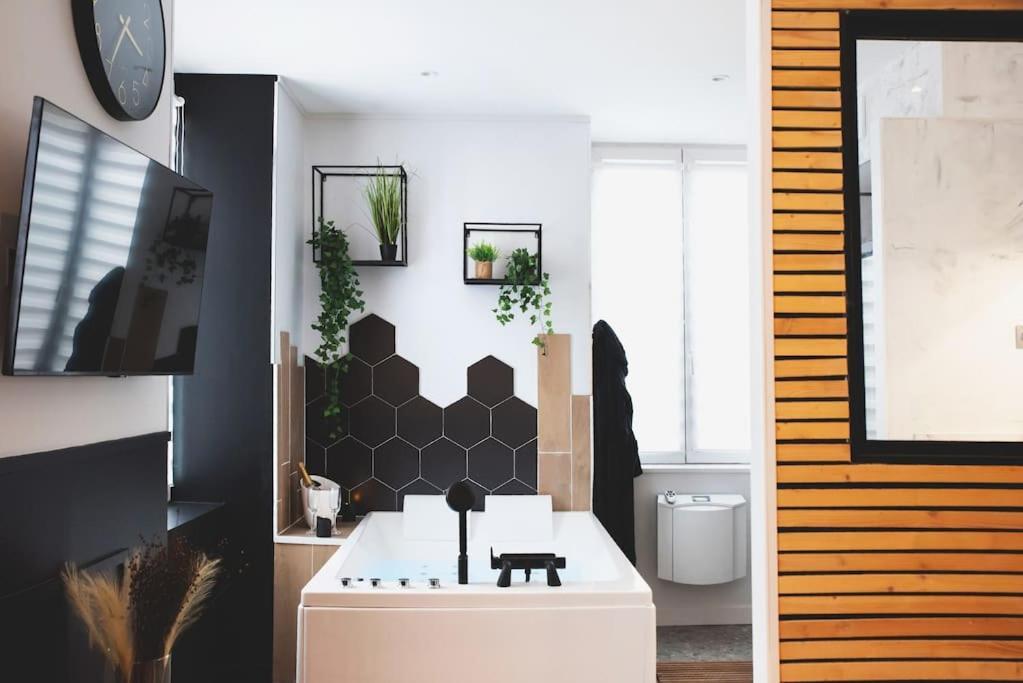 Love Room, La Douce Angevine Angers Exterior foto